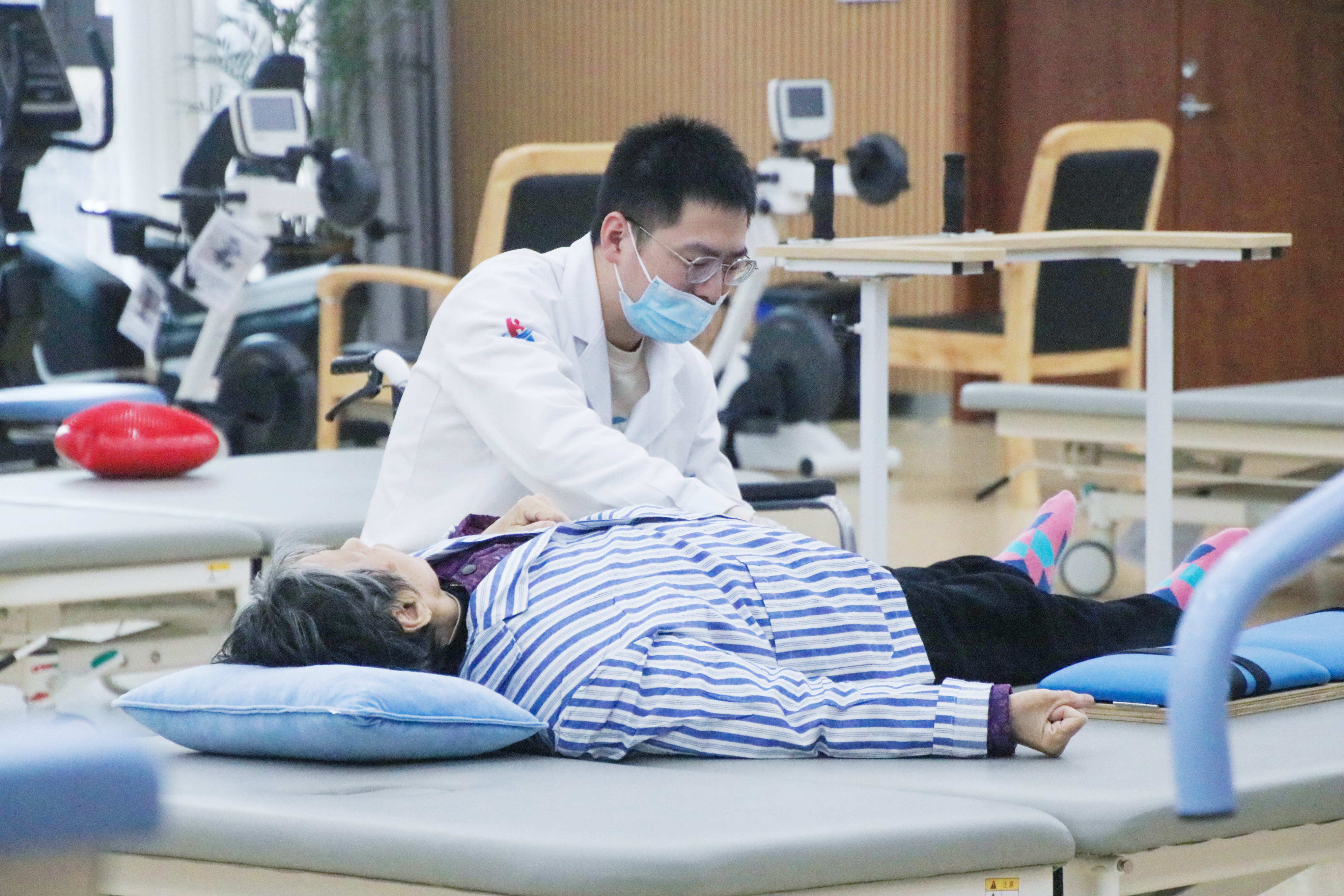 完善MK体育床边、身边服务 让老人家居家养老更安心