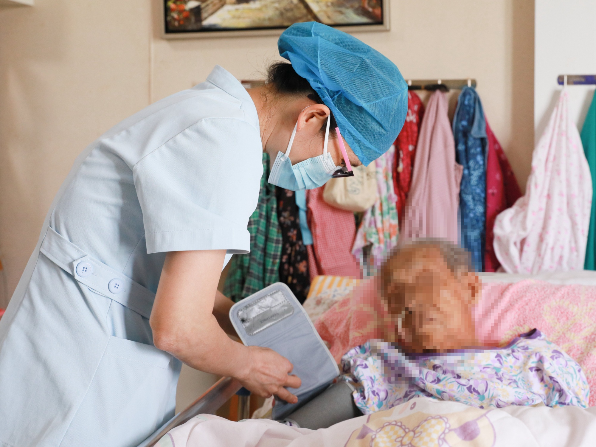 MK体育护理服务送到家！“网约护士”如何解决患者家庭急难愁盼？(图2)