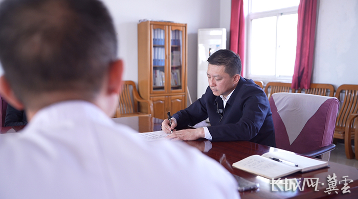 MK体育代表委员回岗位丨杨震生：为民政事业注入“家”的温度(图5)