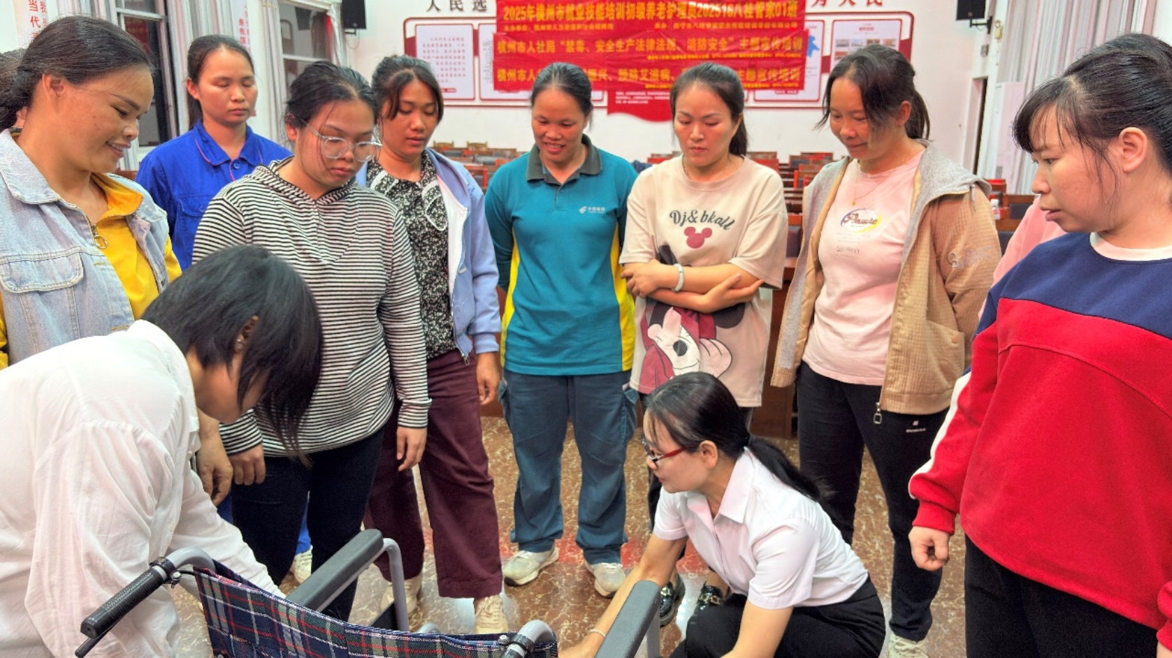 石塘镇：深化养MK体育老护理员培训“全链条”服务助力农村妇女端稳“就业碗”(图2)