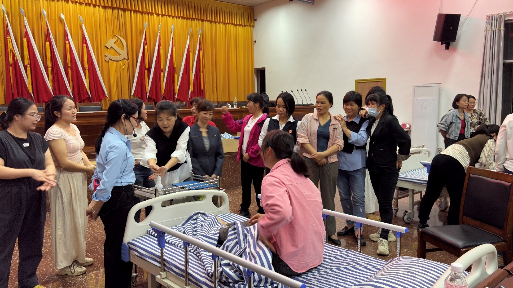 石塘镇：深化养MK体育老护理员培训“全链条”服务助力农村妇女端稳“就业碗”(图3)