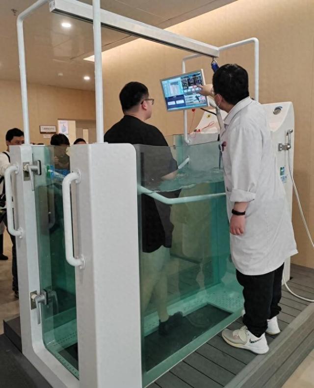 水中跑步机、健身游戏机……这家MK体育医院减肥有趣味“黑科技”(图1)