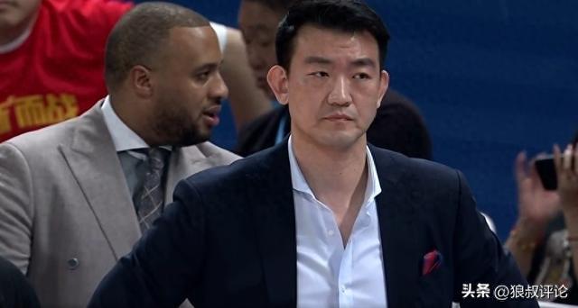 王博脸色铁青！MK体育胡金秋篮下争抢位置倒地剧烈呕吐 直接返回更衣室(图1)