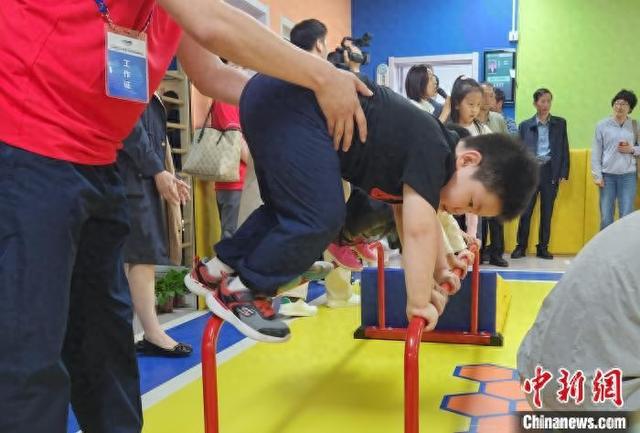 MK体育山东儿童青少年运动健康指导门诊揭牌成立 探索体医跨界融合(图1)