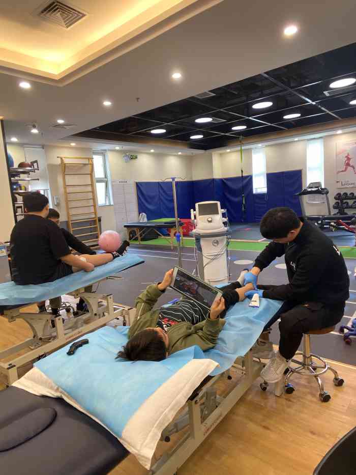 MK体育羽毛球打多了这里痛？康复治疗师手把手教你应对