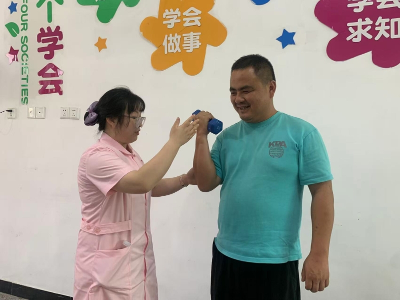 MK体育县残联携手县妇幼保健院开展自助互助康复服务活动(图1)