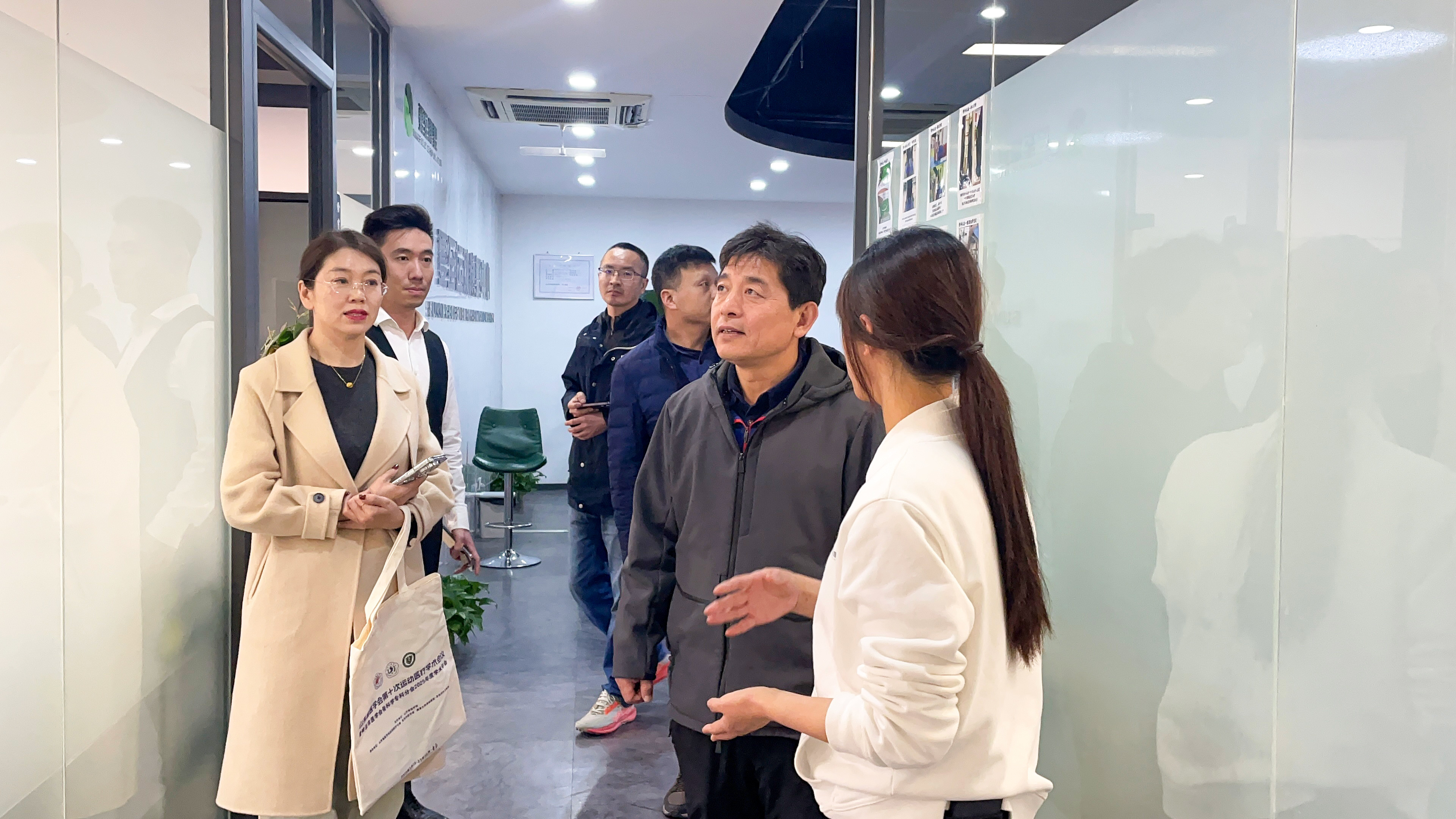 MK体育山东体育学院运动与健康学院领导专家莅临夏至运动康复参观指导共探康复行业发展新路径(图2)