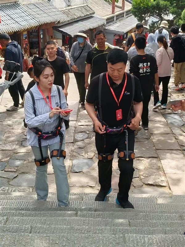 MK体育老人们的登山神器！实地探访泰山外骨骼机器人(图4)