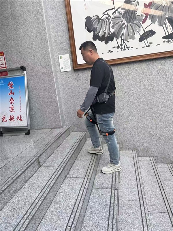 MK体育老人们的登山神器！实地探访泰山外骨骼机器人(图3)