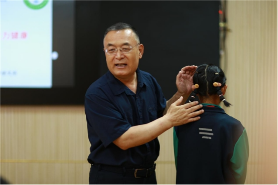 MK体育守护视力护脊开始——“爱眼日”的运动医学专家指南(图2)