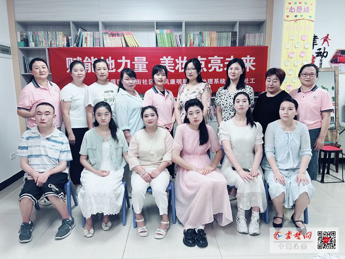 49岁母亲陪22岁脑性瘫痪女儿同堂学艺 最MK体育温暖的“同学录”(图1)