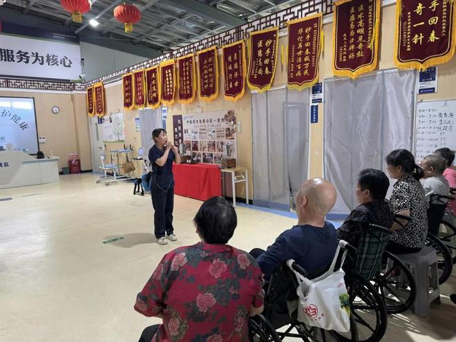 MK体育医患共舞活力康复操同心共筑健康新篇(图1)