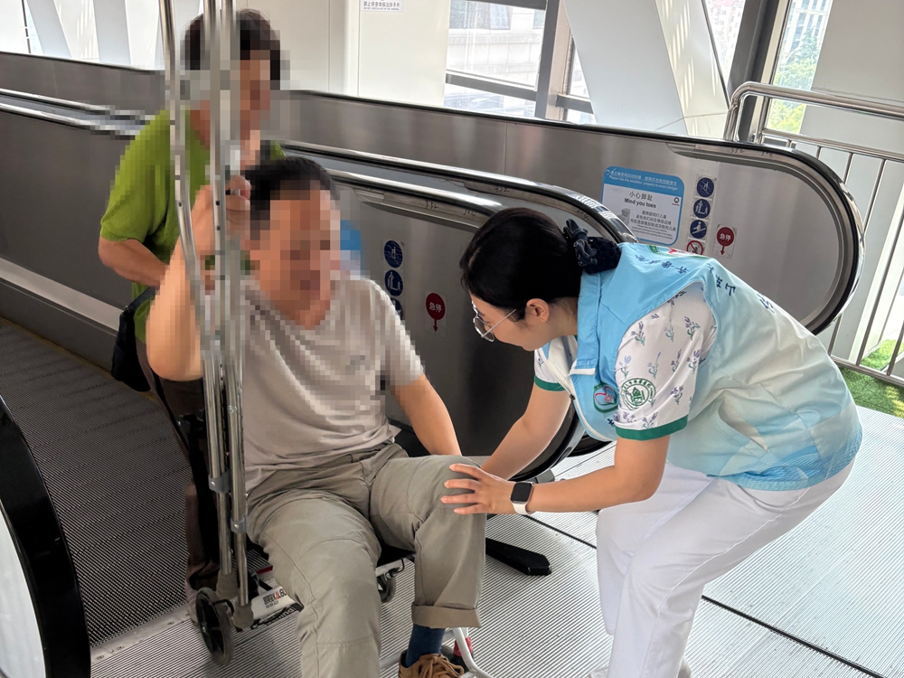 【诊疗有精度 服务有温度——山东大学齐鲁医院(青岛)提升群众看病就医满意度全景报道】MK体育从门诊大厅到患者家门 志愿护理服务队让就医更有温度(图2)