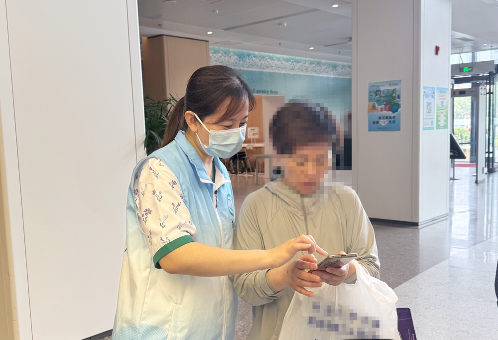 【诊疗有精度 服务有温度——山东大学齐鲁医院(青岛)提升群众看病就医满意度全景报道】MK体育从门诊大厅到患者家门 志愿护理服务队让就医更有温度(图4)