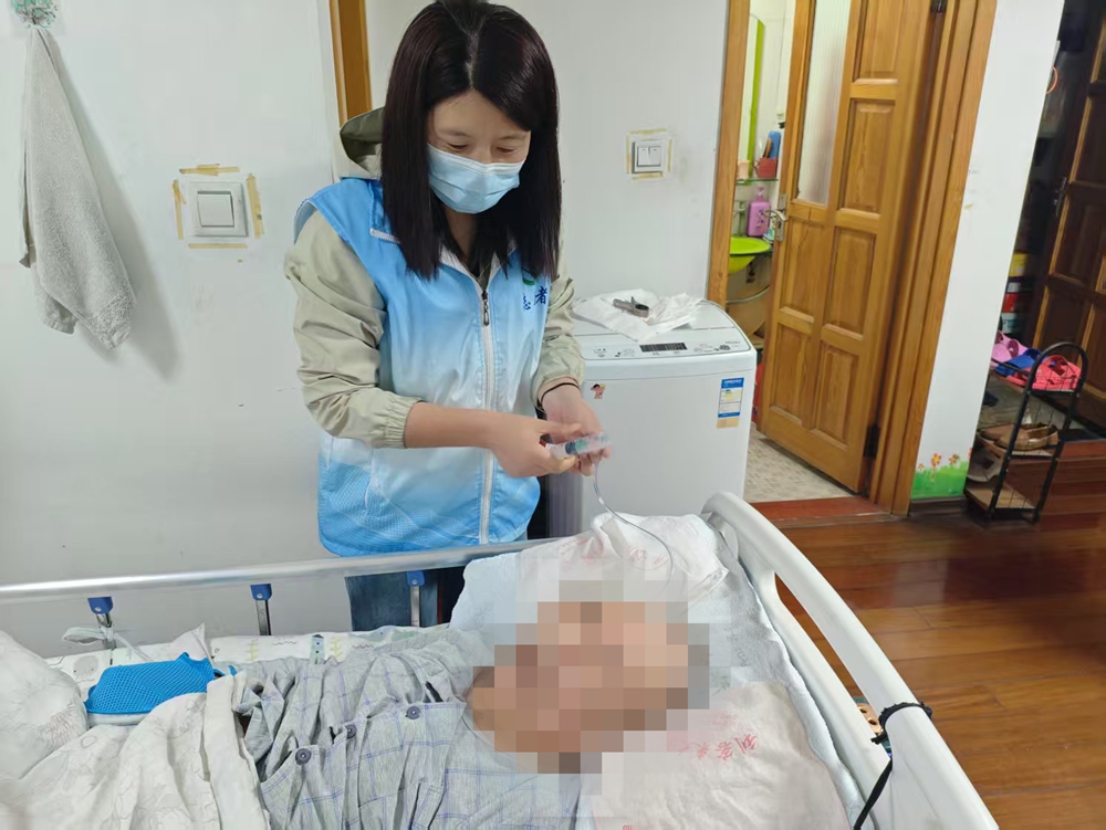 【诊疗有精度 服务有温度——山东大学齐鲁医院(青岛)提升群众看病就医满意度全景报道】MK体育从门诊大厅到患者家门 志愿护理服务队让就医更有温度(图5)