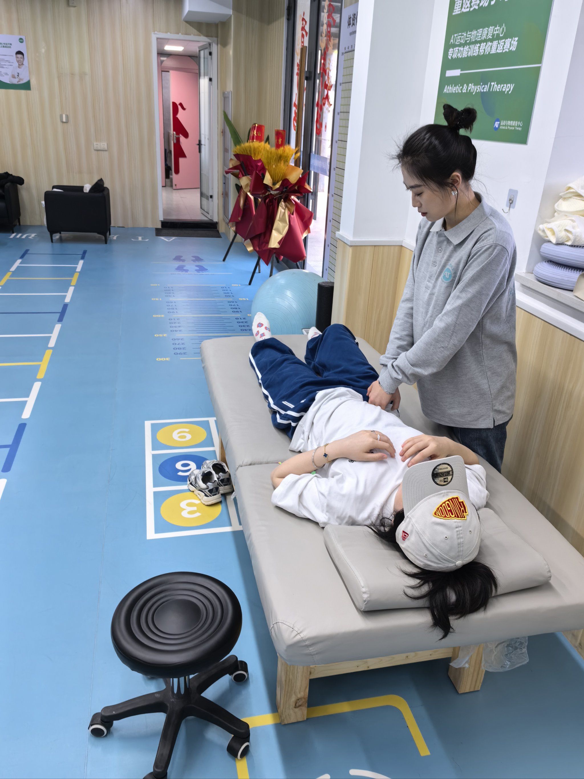 中国男足国脚张昱杰加盟曼城接受康MK体育复训练申花球迷送上祝福