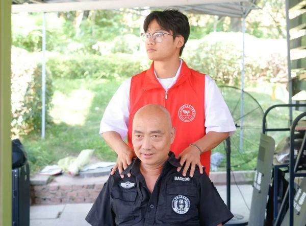 MK体育从穴位理论到肩颈按摩：车院学子的护士节“实践答卷”(图3)