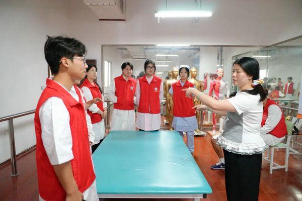MK体育从穴位理论到肩颈按摩:车院学子的护士节“实践答卷”