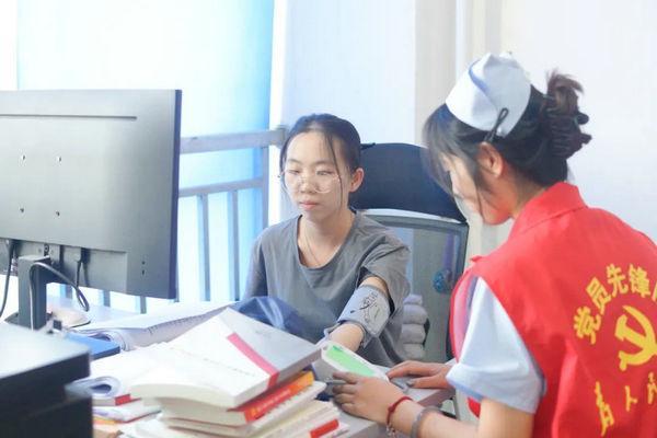 MK体育从穴位理论到肩颈按摩：车院学子的护士节“实践答卷”(图2)