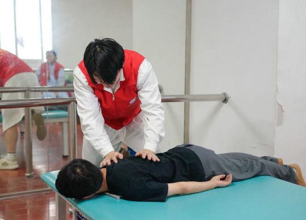 MK体育从穴位理论到肩颈按摩：车院学子的护士节“实践答卷”(图5)