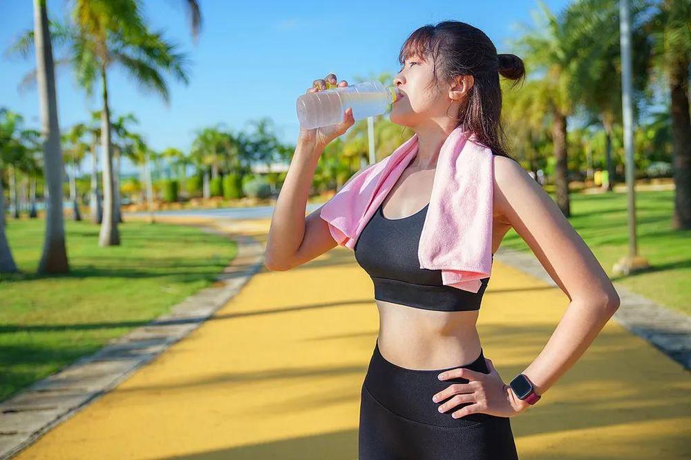 MK体育女子运动后立刻洗澡诱发“白肺” 高温天如何科学锻炼(图3)