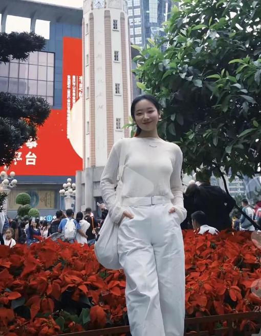 女子被蛇咬身亡照片曝光27岁肤白貌美家中独女遗体惨不忍睹MK体育(图6)