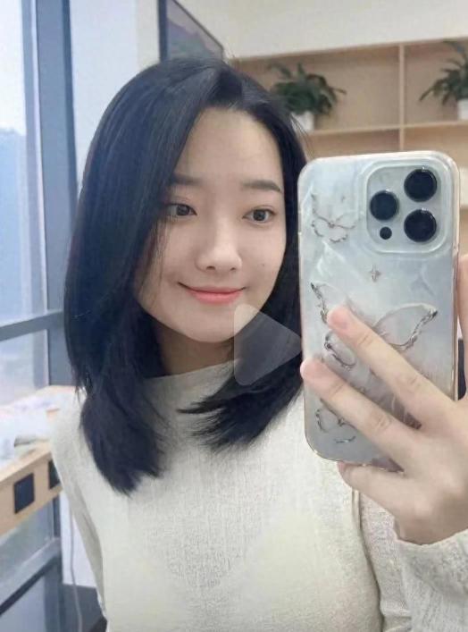 女子被蛇咬身亡照片曝光27岁肤白貌美家中独女遗体惨不忍睹MK体育(图1)