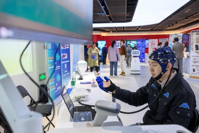 “接”入未来！脑机接口首入2026年政府工作报告MK体育(图3)